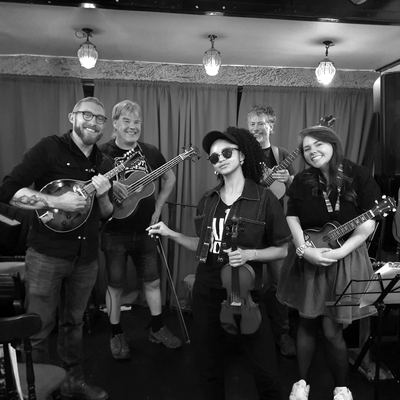 The band lined up on the Bowlers Rest stage, fiddle and mandolin at the ready.